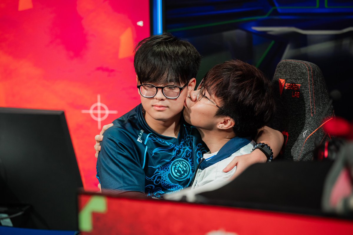 valesportsna's tweet photo. excuse us you're supposed to be skirmishing right now https://t.co/DCHjEuYvc2