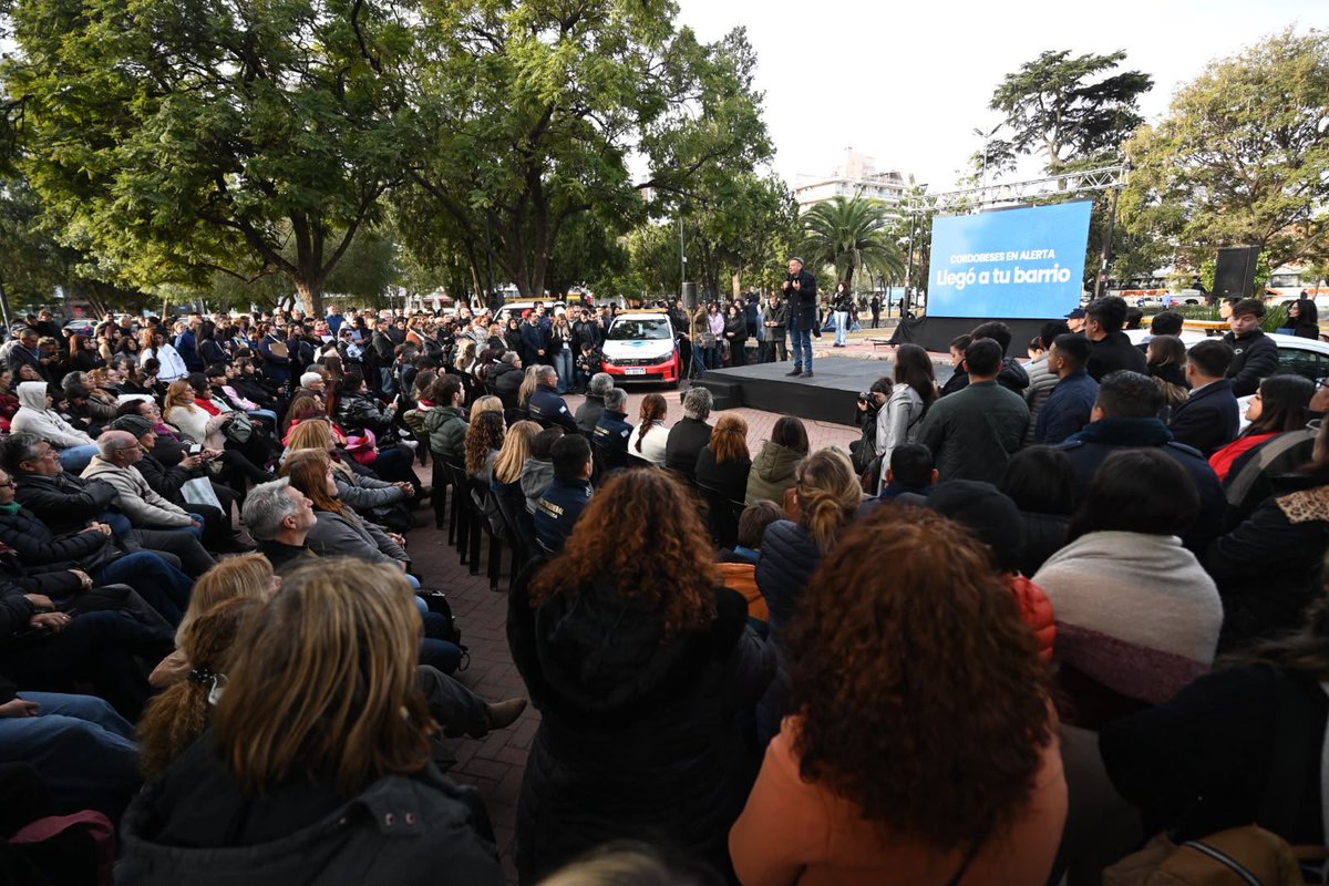 miguelsiciliano's tweet photo. EN ALTA CÓRDOBA ANUNCIAMOS NUEVOS BARRIOS QUE SE UNEN A CORDOBESES EN ALERTA

Más y más cordobeses se suman a prevenir el delito. En la plaza de #AltaCórdoba, con el gobernador @MartinLlaryora anunciamos la incorporación de personal, móviles y 17 barrios nuevos al programa Cordobeses en Alerta. Cuando los vecinos se comprometen, más posibilidades tenemos de combatir la delincuencia. Sigamos construyendo a Córdoba entre todos.

#HacerParaCrecer #CordobesesEnAlerta