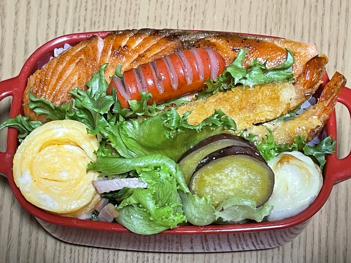 sonoe0129's tweet photo. おはようございます😃朝ラン中、足元を見ずに道路にいた蝉に気が付かずジジジ！って音にビビったのは私です😅そして謎に蜘蛛の巣のトラップに引っかかるのも私です😓さぁさぁ今日も頑張りましょ💪
#お弁当記録 https://t.co/vJgqkNceQd