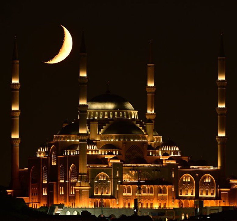 bbismailerdem's tweet photo. Hayırlı Cumalar.

ALLAH bir kulu sevdiği zaman Cebrail'e, ALLAH falan kulu seviyor, sen de onu sev diye seslenir. Cebrail de o kulu sever. Sonra Cebrail gök halkı içinde, ALLAH falanı seviyor, onu sizler de sevin diye nida eder. Bunun üzerine o kulu gök ehli de sever. Sonra yeryüzündeki insanların gönlüne o kimsenin sevgisi yerleştirilir. (Hadis-i Şerif)