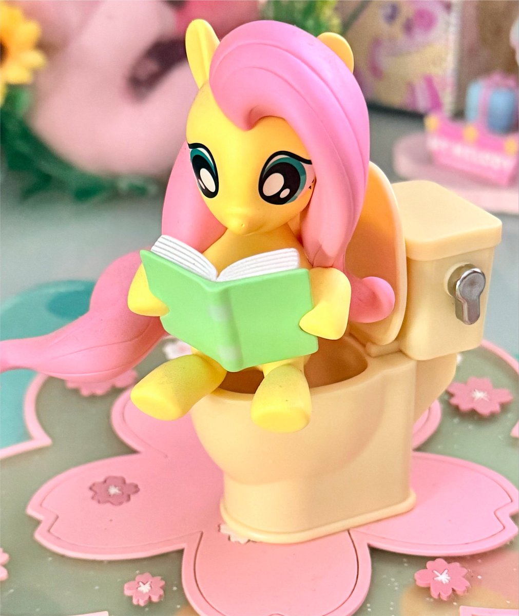FlutterFlorale's tweet photo. #fluttershy 📗🚽 https://t.co/geO32zVTKG