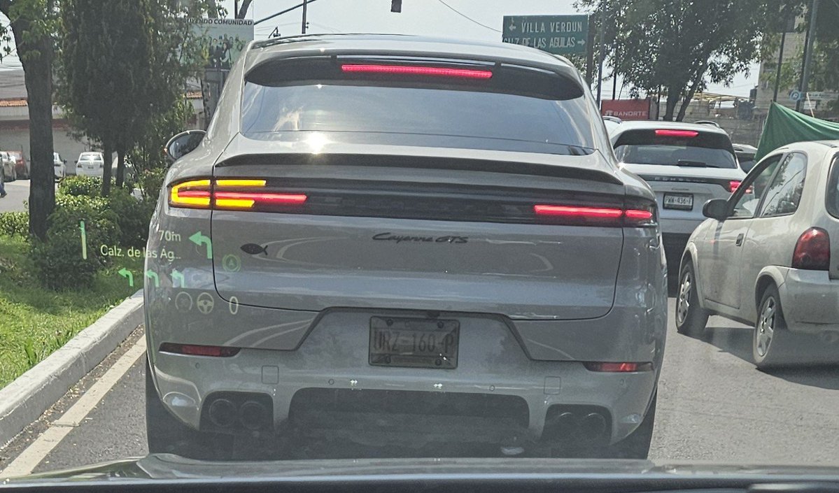 veo_analizo2's tweet photo. En la CDMX esta prohibido cubrir tus placas a menos que tengas una camioneta Porche con placas URZ-160-P. @ClaraBrugadaM @SSPCMexico @LaSEMOVI https://t.co/5ILTh1wnOK
