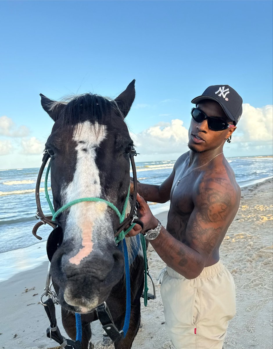 Realkayblack1's tweet photo. Bahia ☀️ https://t.co/9TpqkvTyV7