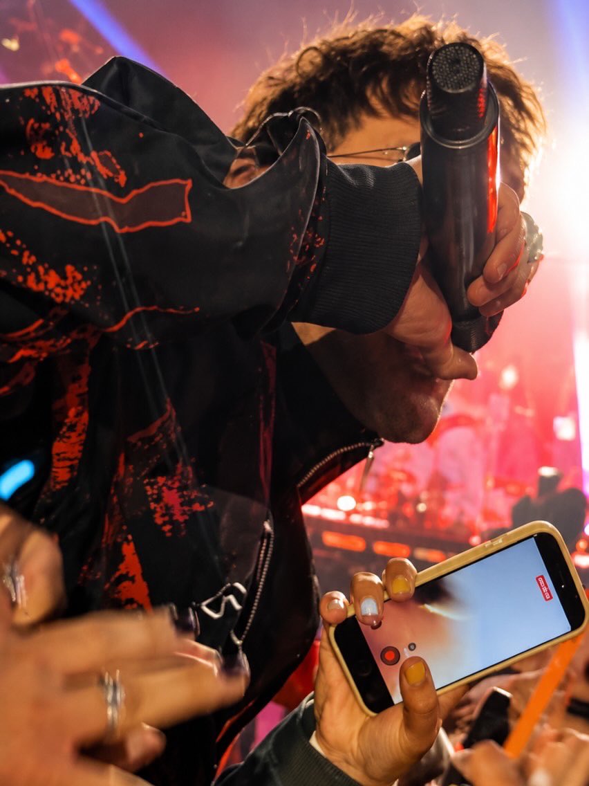 regimrdd's tweet photo. nunca exploté por aquí el mejor fucking día de mi vida btw @Louis_Tomlinson https://t.co/59OgqgPIAI