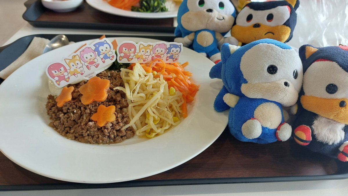 sleeprabbit0150's tweet photo. 7월 23일에 소닉 카페 마지막으로 한번더 갔다왔습니다 26일에 끝나길래 아쉬워서 일요일에는 예약이 마감됬길래
목요일에 갔어요 비빔밥 계속 먹었는데 생각보다 맛있어요 카드는 섀도우랑 블레이즈 나왔네요 https://t.co/pipxCE0UpO