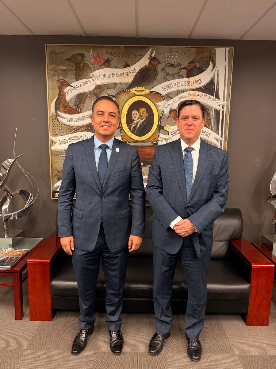SEGOB_Queretaro's tweet photo. Presenta #Querétaro políticas públicas y programas de atención a la comunidad migrante al representante alterno de México ante la #ONU

El secretario de Gobierno, @Eric_gudino, encabezó una reunión de trabajo con el representante permanente alterno de México ante la Organización de las Naciones Unidas (ONU), embajador Porfirio Thierry Muñoz Ledo.

Como parte de la agenda de trabajo en la ciudad de Nueva York, el funcionario estatal asistió a este encuentro en las instalaciones de la Misión Permanente de México ante la ONU para dar a conocer el modelo de la Caravana Migrante, junto con el presidente de Migrantes Unidos en Caravana A.C., Juan Fernando Rocha Mier, una acción humanitaria creada desde la sociedad civil y respaldada por el @gobqro con el propósito de fortalecer la coordinación con las diferentes agencias y organismos de la #ONU en beneficio de la entidad.

Se trata, explicó, de una iniciativa que nació en 2010, organizada por oriundos de la Sierra Gorda de Querétaro residentes en Estados Unidos, la cual actualmente se lleva a cabo en dos periodos del año: verano e invierno, con el objetivo de que el Estado y los municipios acompañen a las y los migrantes para salvaguardar sus derechos e integridad durante su regreso a sus comunidades, con la participación de autoridades federales.

En la reunión también estuvo presente el coordinador de Atención Ciudadana, Luis González Zepeda, quien detalló las políticas públicas y los programas que impulsa el Gobierno del Estado para recibir a las y los queretanos migrantes durante su regreso a la entidad a lo largo de todo el año.

Asimismo, asistieron, en representación del presidente de @FuerzaMigrante, Jaime Lucero, la jefa de Oficina en Estados Unidos, Elisa Muguruza, y la directora de Comunicación, Gilda Ontiveros, quienes reconocieron las políticas públicas que se impulsan en la entidad en beneficio de la comunidad migrante. Además, destacaron que continúan realizando su labor en ese país para apoyar a las y los queretanos en tránsito, para lo cual mantienen una comunicación constante con las autoridades estatales a fin de facilitar los distintos trámites que se requieren.

Durante el encuentro, la representación diplomática también reconoció las iniciativas y políticas públicas impulsadas en Querétaro para proteger a niñas, niños y adolescentes, como la denominada "#LeyKuri", la cual ha trascendido fronteras. El embajador destacó que países como Francia ya replican esta regulación, cuyo propósito es salvaguardar a las infancias en el entorno digital, así como proteger su salud mental y favorecer su desarrollo.

Lo anterior, mediante la prohibición del uso de teléfonos celulares en las aulas y la regulación del uso de dispositivos tecnológicos y teléfonos inteligentes en planteles de educación básica y media superior, con el fin de fomentar la concentración, mejorar la interacción social y generar otros beneficios para la comunidad estudiantil.
#AquíContigo