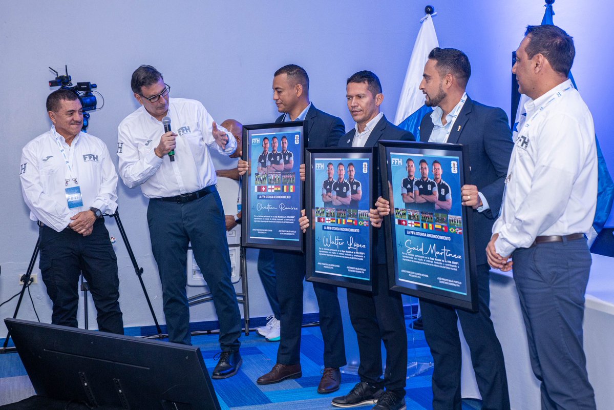 FFH_Honduras's tweet photo. 🇭🇳 La FFH rindió homenaje a quienes hicieron historia.

✅En el XXIII Congreso Extraordinario de la FFH, el presidente Jorge Salomón, junto al Comité Ejecutivo, delegados y la familia del fútbol hondureño, ofreció un reconocimiento a 👤Said Martínez, 👤Walter López y 👤Christian Ramírez por su histórica participación en la Copa Mundial de la FIFA 2026. 🌎⚽

¡Gracias por representar a Honduras con excelencia y dejar en alto el nombre de nuestro fútbol! 👏🇭🇳

#FFH #Honduras #Arbitraje #OrgulloCatracho #FIFAWorldCup2026