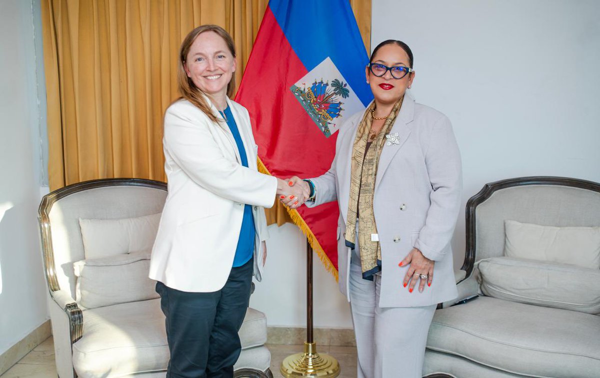 MAE_Haiti's tweet photo. La Ministre des Affaires étrangères et des Cultes, Son Excellence Madame Raina Forbin, a reçu, le 21 juillet 2026, une délégation du Département des affaires politiques et de la consolidation de la paix du Secrétariat des Nations Unies, composée de Madame Mélanie Ramjoué, Monsieur Pedro Inchauste et Monsieur Jean A. Charar, en mission en Haïti dans le cadre des consultations prévues par la résolution 2794 (2025) du Conseil de sécurité, relative au régime de sanctions concernant Haïti.

Cette mission avait pour objet d'évaluer les progrès accomplis au regard des objectifs définis au paragraphe 16 de ladite resolution, notamment en matière de sécurité, de renforcement de l'État de droit et de lutte contre le trafic illicite d'armes.

Les échanges ont permis de faire le point sur les avancées enregistrées par le Gouvernement haïtien dans ces domaines, ainsi que sur les efforts engagés pour poursuivre le renforcement des institutions nationales et la coopération avec les Nations Unies.