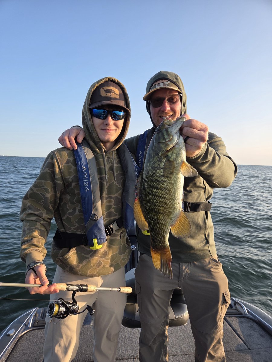 Destinedtofish's tweet photo. It was great having Ron and his son, Ronnie, back in the boat. We've shared a couple trips together now, and I always enjoy their positive attitudes and genuine love for chasing Lake Erie smallmouth.
Looking forward to the next one. 👍
#BigFatBassGuideService #LakeErie #Fishing https://t.co/mSDJIwPqqJ