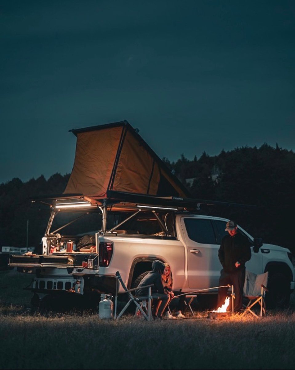 BenchmadeKnives's tweet photo. Summer has a different pace.

Campfires. Trailheads. Road trips. Family hikes. Teaching the next generation outdoor traditions. Packing for the next adventure before sunrise.

A few tools we reach for around camp:
• PSK™ — Compact preparedness for whatever the weekend brings.
• Bugout® — Lightweight, versatile, and always within reach.
• Bushcrafter® — Built for campcraft, fire prep, and life around camp.

Wherever the weekend takes you, carry the tools that are ready for the moments that matter.

Photo 1: Adam Tangsrud
Photo 2: Max Jacobsen