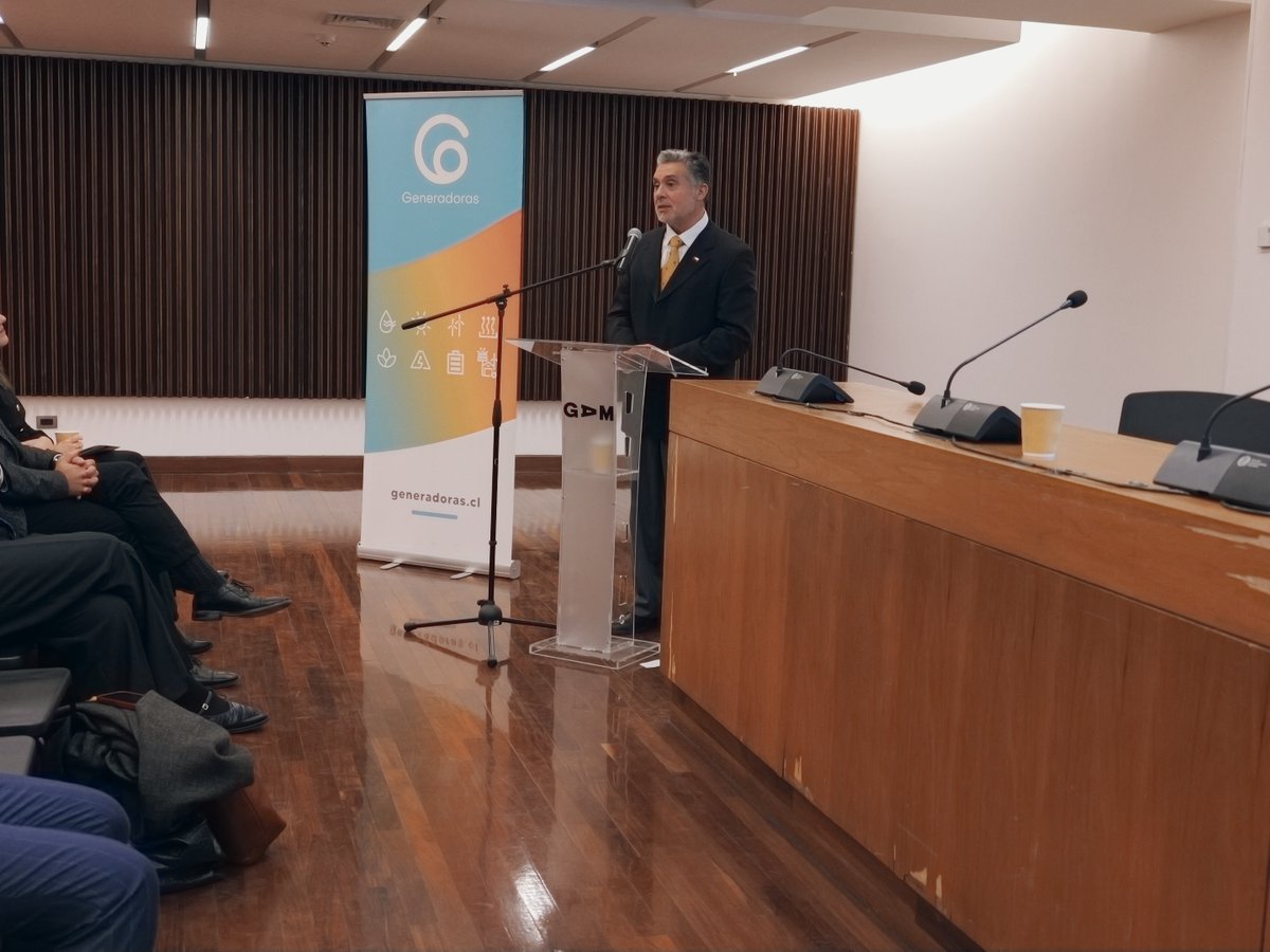 MinEnergia's tweet photo. El subsecretario de Energía, Hugo Briones, participó en un conversatorio sobre institucionalidad energética organizado por @GeneradorasCL. En la instancia, destacó el despacho a ley del proyecto #OrdenemosLaCuenta, aprobado ayer por el Congreso. https://t.co/y0iHk2FAOL