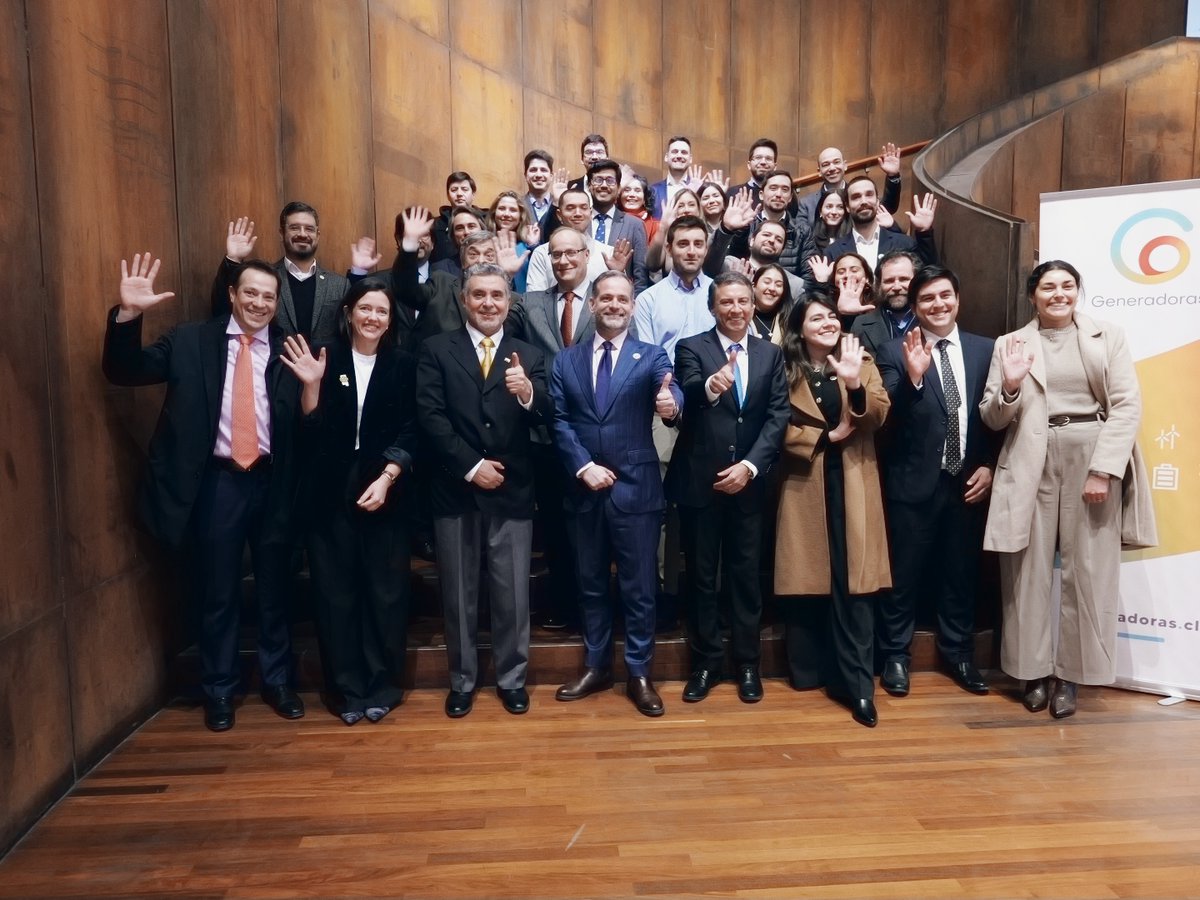 MinEnergia's tweet photo. El subsecretario de Energía, Hugo Briones, participó en un conversatorio sobre institucionalidad energética organizado por @GeneradorasCL. En la instancia, destacó el despacho a ley del proyecto #OrdenemosLaCuenta, aprobado ayer por el Congreso. https://t.co/y0iHk2FAOL