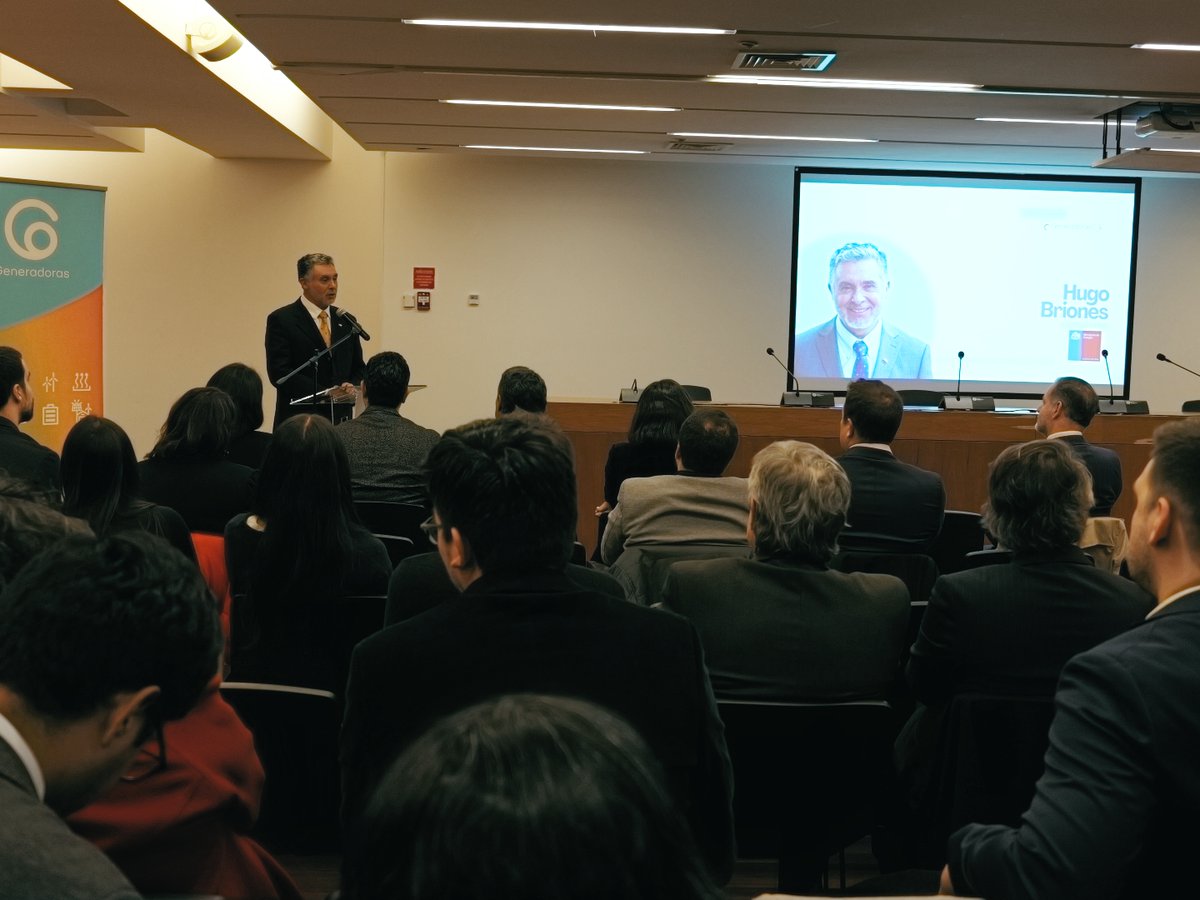 MinEnergia's tweet photo. El subsecretario de Energía, Hugo Briones, participó en un conversatorio sobre institucionalidad energética organizado por @GeneradorasCL. En la instancia, destacó el despacho a ley del proyecto #OrdenemosLaCuenta, aprobado ayer por el Congreso. https://t.co/y0iHk2FAOL