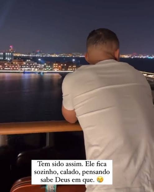 cyphenty's tweet photo. vi um video no tiktok de uma diva que encheu a cara de vinho com as amigas chegou em casa bêbada e o marido foi retirar a maquiagem dela todo fofinho a mao do homi aparecendo no video com uma lapa de aliança dourada queria ta assim https://t.co/pdEyUw5MHG