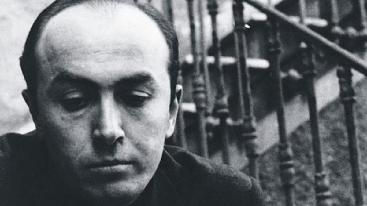 bubisanatcom's tweet photo. Edip Cansever, Gelmiş Bulundum:

"Benmişim neymiş? su sesiymiş
Oymuş cam kırıkları gibi gövdemi yakan
Yanağında sardunya kokusuyla yazdan
Kimmiş o gelen ya giden kimmiş
Bir yabancı mı , yoksa bir ermiş
Değilmiş, bir çağrı bile yokmuş uzaktan.

Güneş mi batarmış bir özel isim bitirir gibi
Yanmış bir ağacın yaprakları mıymış kımıldayan
Ne kalmış bir önceden ya da bir sonradan
Kim koparmış dalından bu yabani incirleri
Ya kimmiş kıyıya çeken hayalet gemileri
Ne yazılmış nereye bu garip kargaşadan.

Yıldızlar, büyülü ülke, adımı unutturan
Bir kaya, bir ot, bir akarsu
Hangi yaz şarkıcılarının ürpertili korosu
Ki bütün ölüleri sağa çıkaran
Ve kenti bir ölüm derinliğine salan
Yani bir gül solarken bir gülün açma korkusu.

Şiirler yazdım, kitaplar okudum
Elime bir bardak aldım, onu yeniden oydum
Derinlerde kaldım böyle bir zaman
Kim bulmuş ki yerini, kim ne anlamış sanki mutluluktan
Ey yağmur sonraları, loş bahçeler, akşam sefaları
Söyleşin benimle biraz, bir kere gelmiş bulundum."