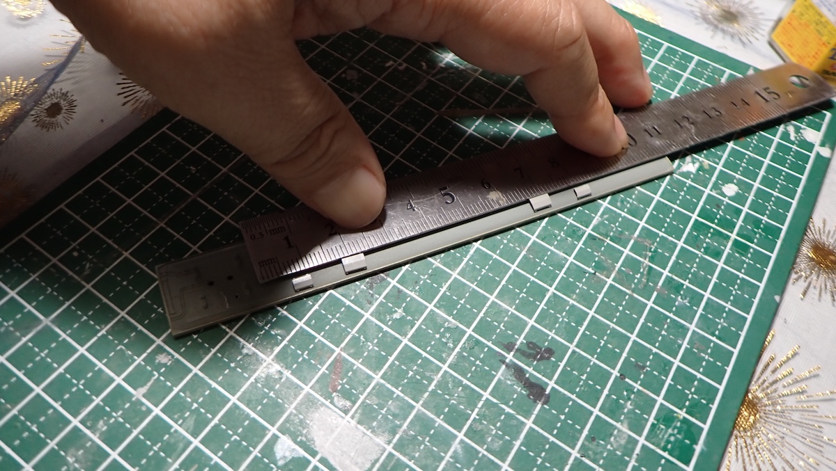 heavydrunkrail's tweet photo. #レジェンド東武8111Fを作る
屋根の工作に移行します。ベンチレータとモーター用通風器とを接着。それぞれ2個取り付けて接着剤を流した後に定規を当てがい平行を出します。 https://t.co/4EfBpGD8zB