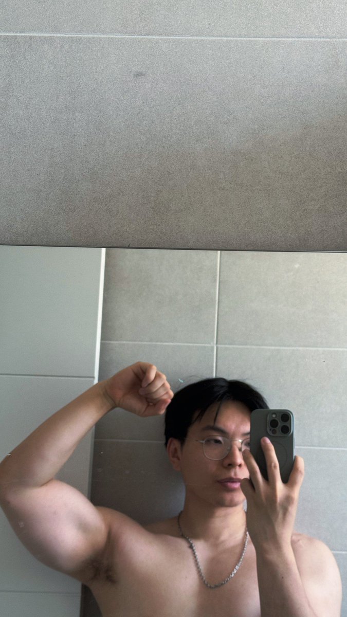 ViiZzzm's tweet photo. 79kg --- 69 kg. Día 71 

Estuve en una época donde engordé y cogí mi mayor peso por obsesionarme con llegar a radiant y dejar de cuidarme, y quizá por una relación en la que no me quería. 

A día de hoy intento quererme pero me siento perdido. Sé que nadie me va a salvar y me da miedo no encontrarme, pero voy a intentarlo igual.

Psdt: Para amar primero te tienes que amarte 🫂
