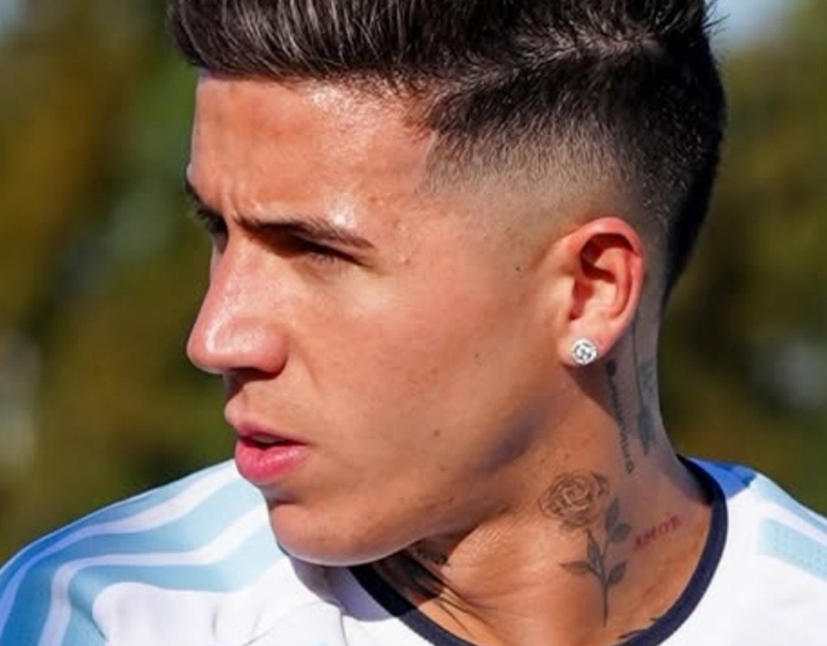 bookssmel's tweet photo. Los labios partidos de Julian y los chupetones de Enzo en el cuello....Mmmmm dijo la muda, el au se escribe solo 

#julienzo https://t.co/S0ArAxhC9P