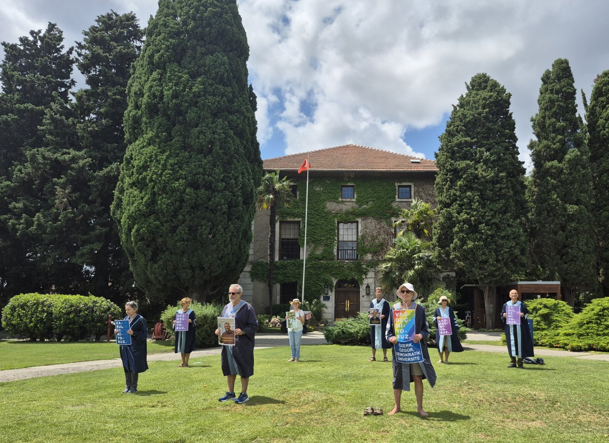 yunusunbabasi's tweet photo. 23 Temmuz 2026 Boğaziçi Üniversitesi Akademisyenleri Nöbeti no. 1357. Direnişin 6. yılı/2027. günü @UniBogazici #KabulEtmiyoruzVazgeçmiyoruz
July 23, 2026 Bogazici University Faculty Vigil #1357/6th year/2027th day of the resistance @unibogazici_en #WeDoNotAcceptWeDoNotGiveUp https://t.co/aK49cC8VjI