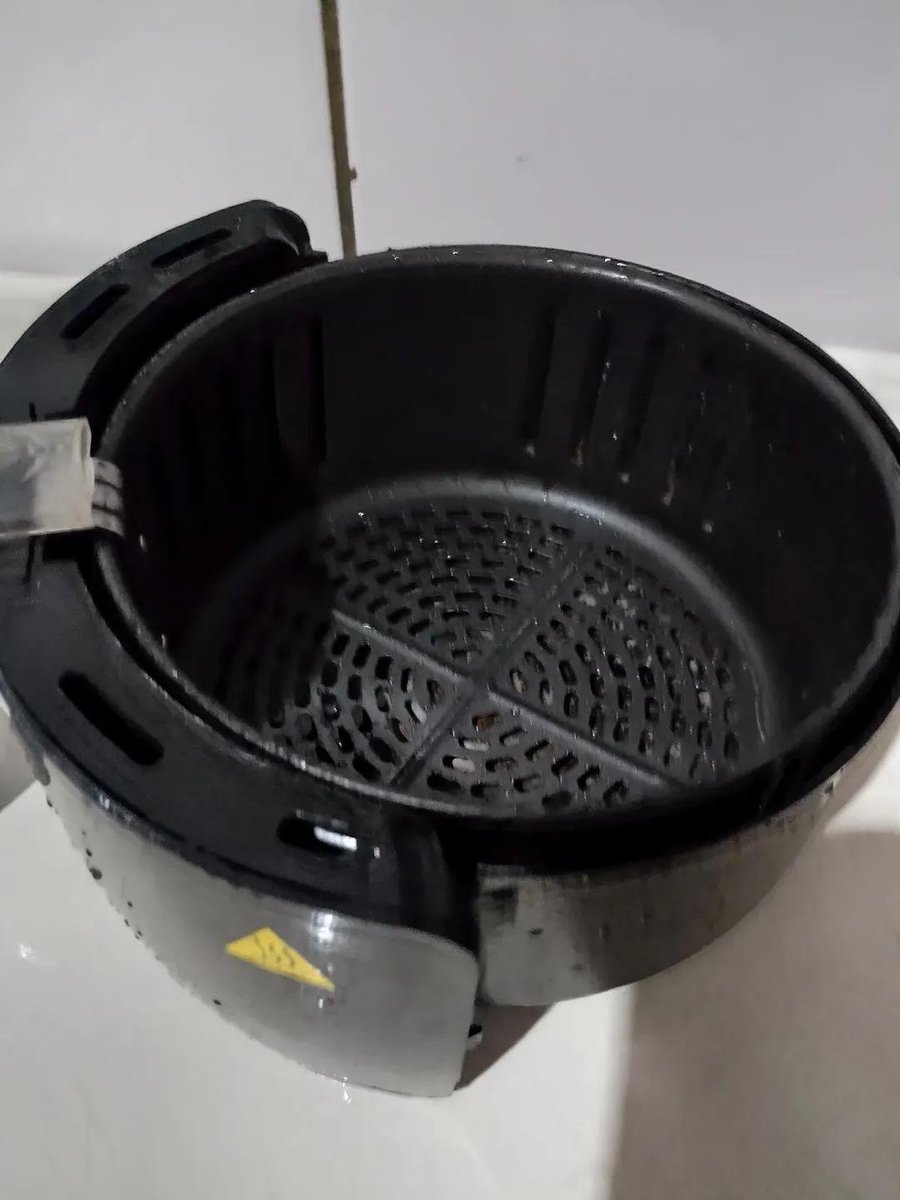 oficialrelatei's tweet photo. Vocês sabiam que o percarbonato é excelente contra gordura? Testei na minha airfryer e tirou sujeira por sujeira, sem eu ter que fazer força nenhuma! https://t.co/fZ2Ly8MQRW