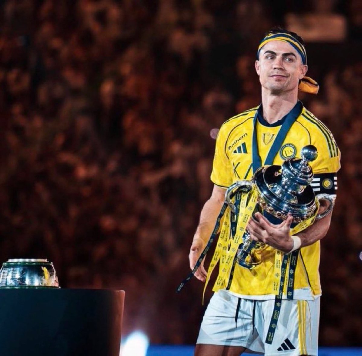 6aY2q's tweet photo. @Nawaf_STATS عاجل الأسطورة كريستيانو رونالدو يقطع إجازته للتواجد بمعسكر النصر 

أجرى اجتماع مطوّل مع المدير الرياضي سيماو و المدرب آنج ثم غادر.🥶🥶🥶 https://t.co/38G9KpybsF