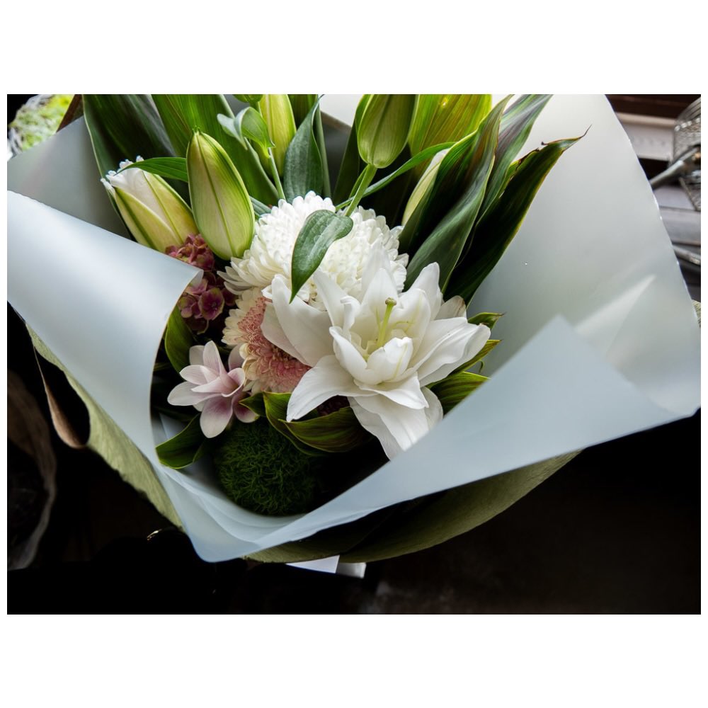 meLL_flowers's tweet photo. お供えの花束。「白系メインに淡いピンク等」。　https://t.co/clIeZwINsX　https://t.co/6lCGyGwcql ご注文は　https://t.co/6draAvFJEP からメールで。　#mellflowers #flower #flowershop #sapporo #FloralDesign #花屋 #花 #札幌花屋 #札幌 #ありがとうございます https://t.co/KxcSmeCaBm