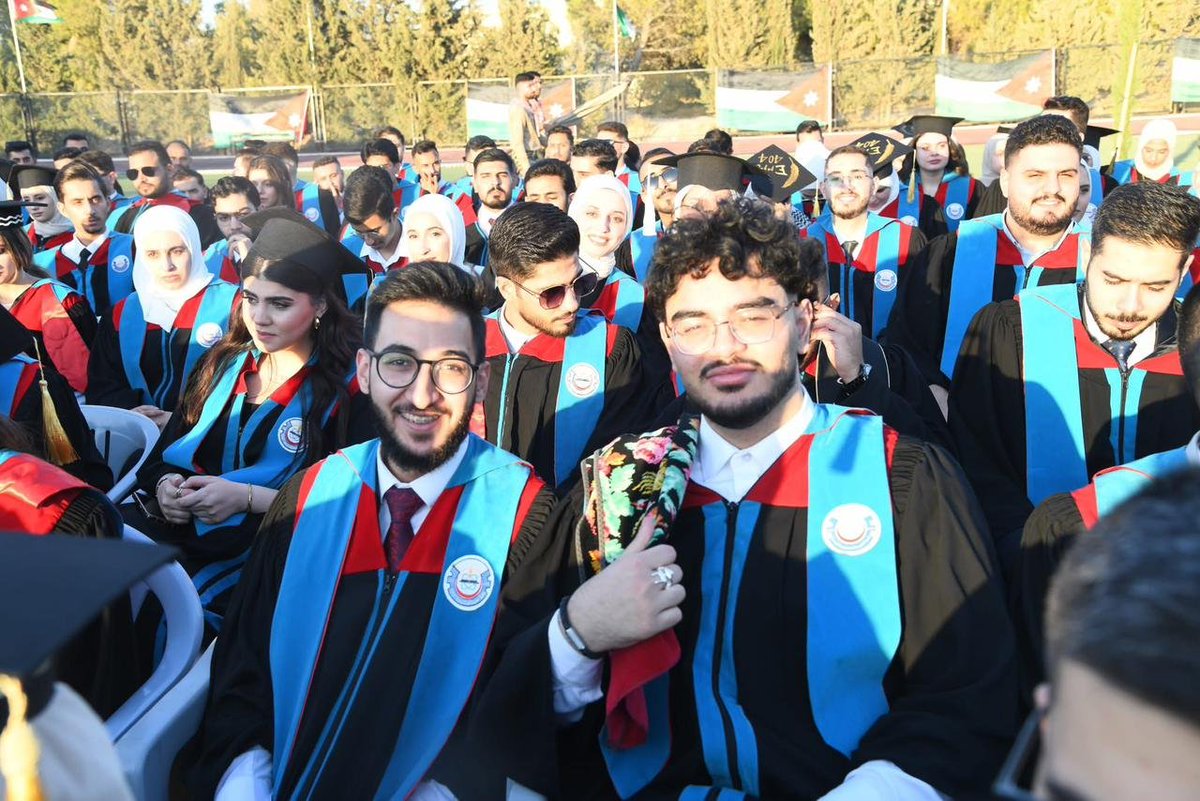 bbushra_z's tweet photo. انا وراما كل ما نشوف كاميرا النا مش النا نبتسم 
😂😂😂 https://t.co/nAdT2945Be