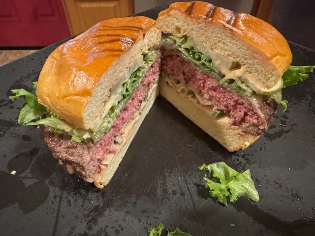 OMARBREKCM's tweet photo. Non-smashed burger https://t.co/2LrQccwx20