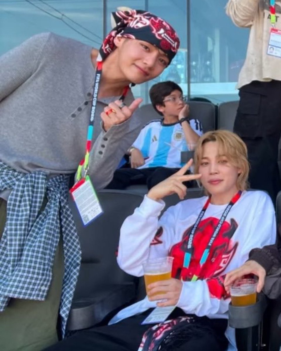 VMinvLivetoday's tweet photo. WAKING UP TO VMIN PICS 😭😭GOOD MORNING TO ME😭😭😭 https://t.co/ofSKH74lJi