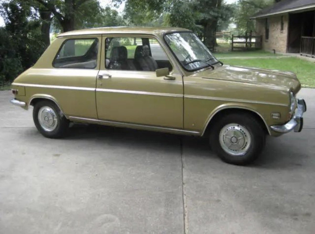 Carlosfss's tweet photo. @jsanchezcristo Ese Simca 1204, en buen estado puede valer hasta 10 mil euros, es un hermoso auto de colección. Dame un carro antiguo y clásico siempre, que despierta sensaciones diferentes a las de un Ferrari. https://t.co/NfWez2TAgn