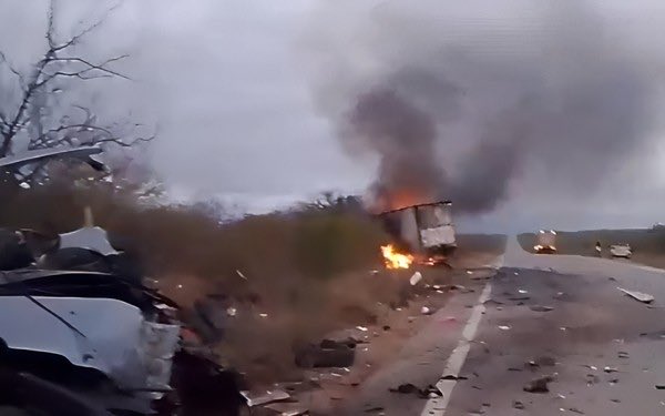 LianaCirne's tweet photo. O acidente na PE-360 que vitimou sete pessoas de uma van do TFD de Petrolândia expõe um descaso antigo: no Sertão, buscar saúde ainda significa arriscar a vida na estrada antes mesmo de chegar ao hospital. Enquanto o interior do nosso estado não tiver estrutura própria de saúde, essa tragédia vai continuar se repetindo. Toda minha solidariedade às famílias.