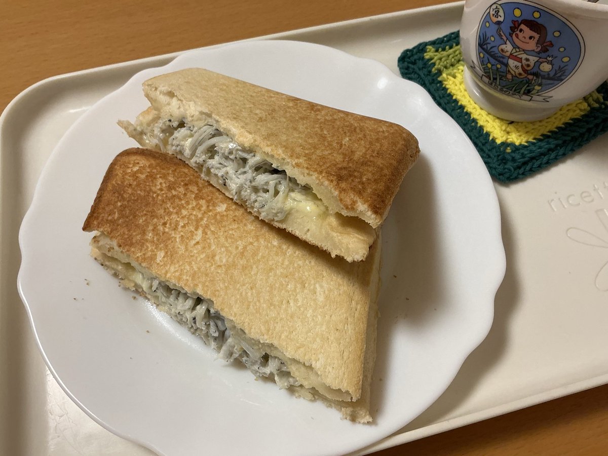 iko_ikooo's tweet photo. おはよう世界。しらすとチーズのホットサンド作った。 https://t.co/Mw8ETyHOk9