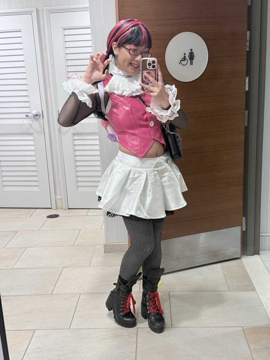 MaouKitty's tweet photo. It’s way too hot to be outside. #SDCC #Draculaura https://t.co/8B0EVCG9q1