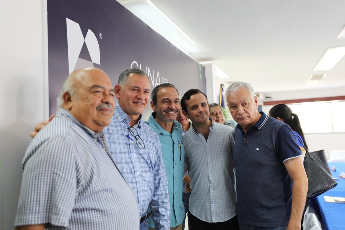 PaulCarrillo2's tweet photo. Presentamos el Proyecto ZENITH, una inversión que contempla una base de operaciones aéreas, un Taller de Mantenimiento, Reparación y Revisión Aeronáutica (MRO), una Terminal de Carga en el Aeropuerto Internacional de Chetumal y una nave industrial en el PODECOBI; infraestructura que fortalecerá la logística, impulsará la proveeduría local y generará empleos especializados para las y los quintanarroenses.

Muchas gracias Guillermo Romero, CEO de Zenith Aero, y Adrienne Díaz Villanueva , presidenta de Cámara Nacional de Comercio Chetumal - Tulum.