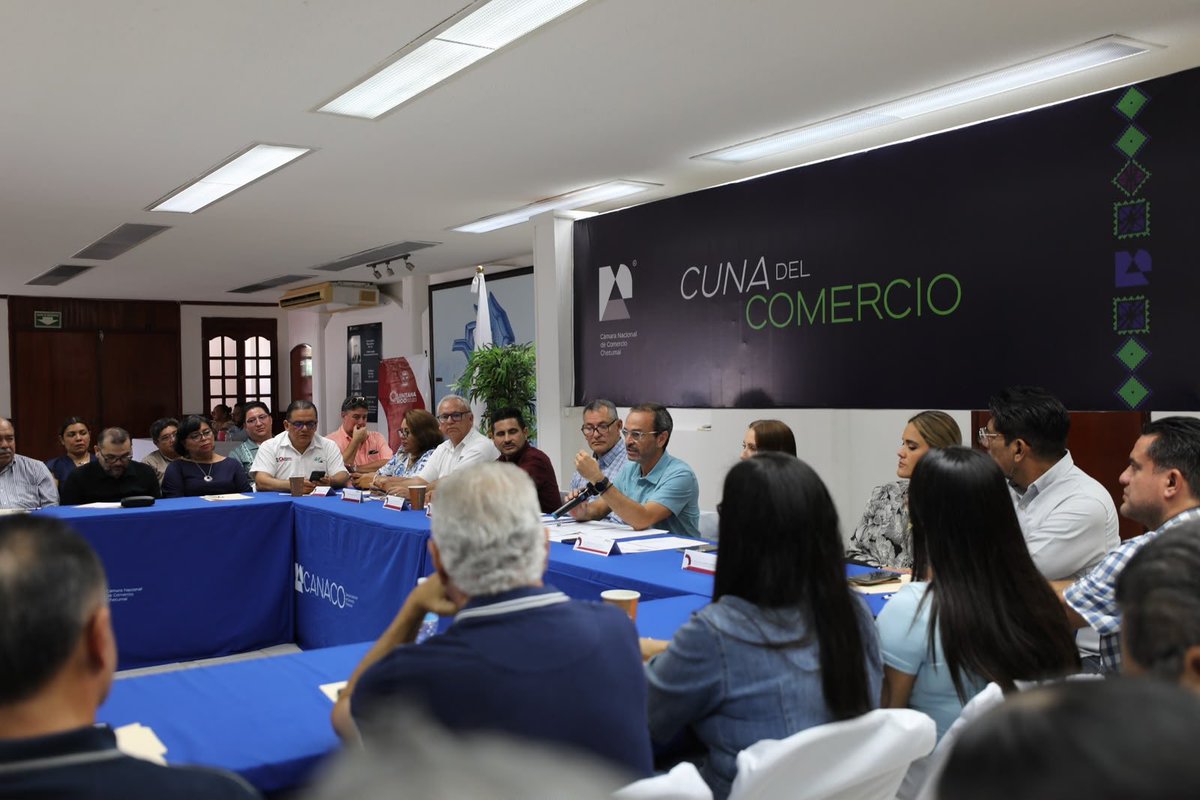 PaulCarrillo2's tweet photo. Presentamos el Proyecto ZENITH, una inversión que contempla una base de operaciones aéreas, un Taller de Mantenimiento, Reparación y Revisión Aeronáutica (MRO), una Terminal de Carga en el Aeropuerto Internacional de Chetumal y una nave industrial en el PODECOBI; infraestructura que fortalecerá la logística, impulsará la proveeduría local y generará empleos especializados para las y los quintanarroenses.

Muchas gracias Guillermo Romero, CEO de Zenith Aero, y Adrienne Díaz Villanueva , presidenta de Cámara Nacional de Comercio Chetumal - Tulum.