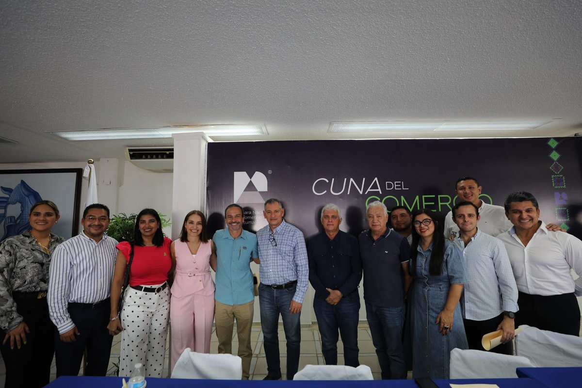 PaulCarrillo2's tweet photo. Presentamos el Proyecto ZENITH, una inversión que contempla una base de operaciones aéreas, un Taller de Mantenimiento, Reparación y Revisión Aeronáutica (MRO), una Terminal de Carga en el Aeropuerto Internacional de Chetumal y una nave industrial en el PODECOBI; infraestructura que fortalecerá la logística, impulsará la proveeduría local y generará empleos especializados para las y los quintanarroenses.

Muchas gracias Guillermo Romero, CEO de Zenith Aero, y Adrienne Díaz Villanueva , presidenta de Cámara Nacional de Comercio Chetumal - Tulum.