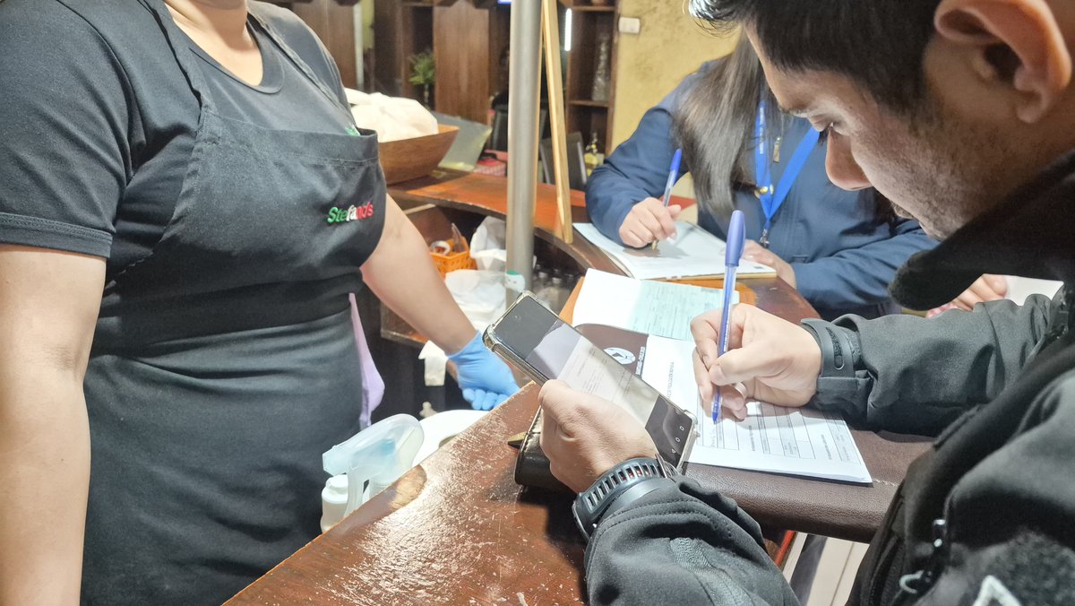 drtmetrooriente's tweet photo. En el Día Mundial contra la Trata de Personas, la @drtmetrooriente y la Brig. de Trata de Personas @PDI_CHILE, realizaron fiscalizaciones preventivas en restaurantes de San Miguel. El operativo buscó trabajadores extranjeros en informalidad y pesquisar potencial trata de personas https://t.co/UGgdCB3V8R