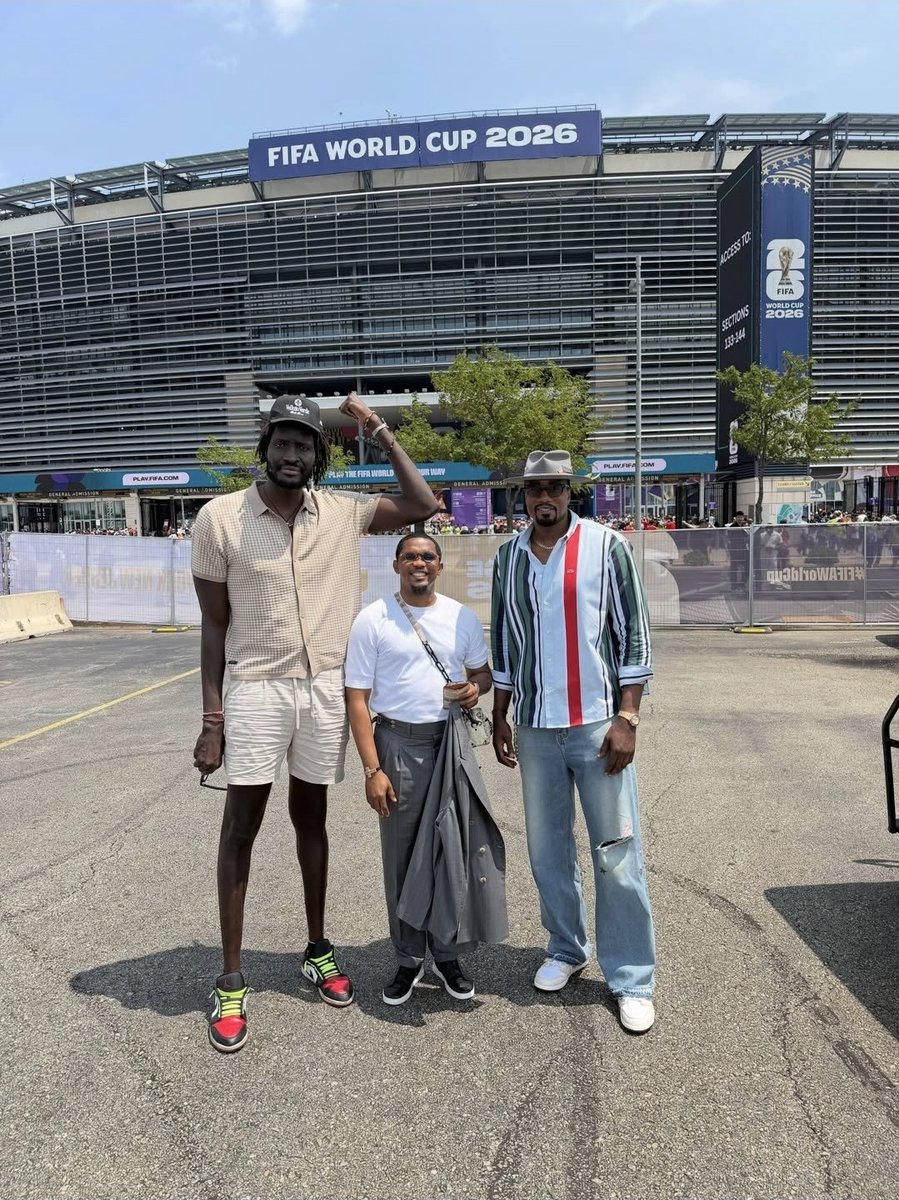 PoojaMedia's tweet photo. The other guys must be really tall to turn Eto'o to a dwarf 🤣 https://t.co/QrQhzHlI2j
