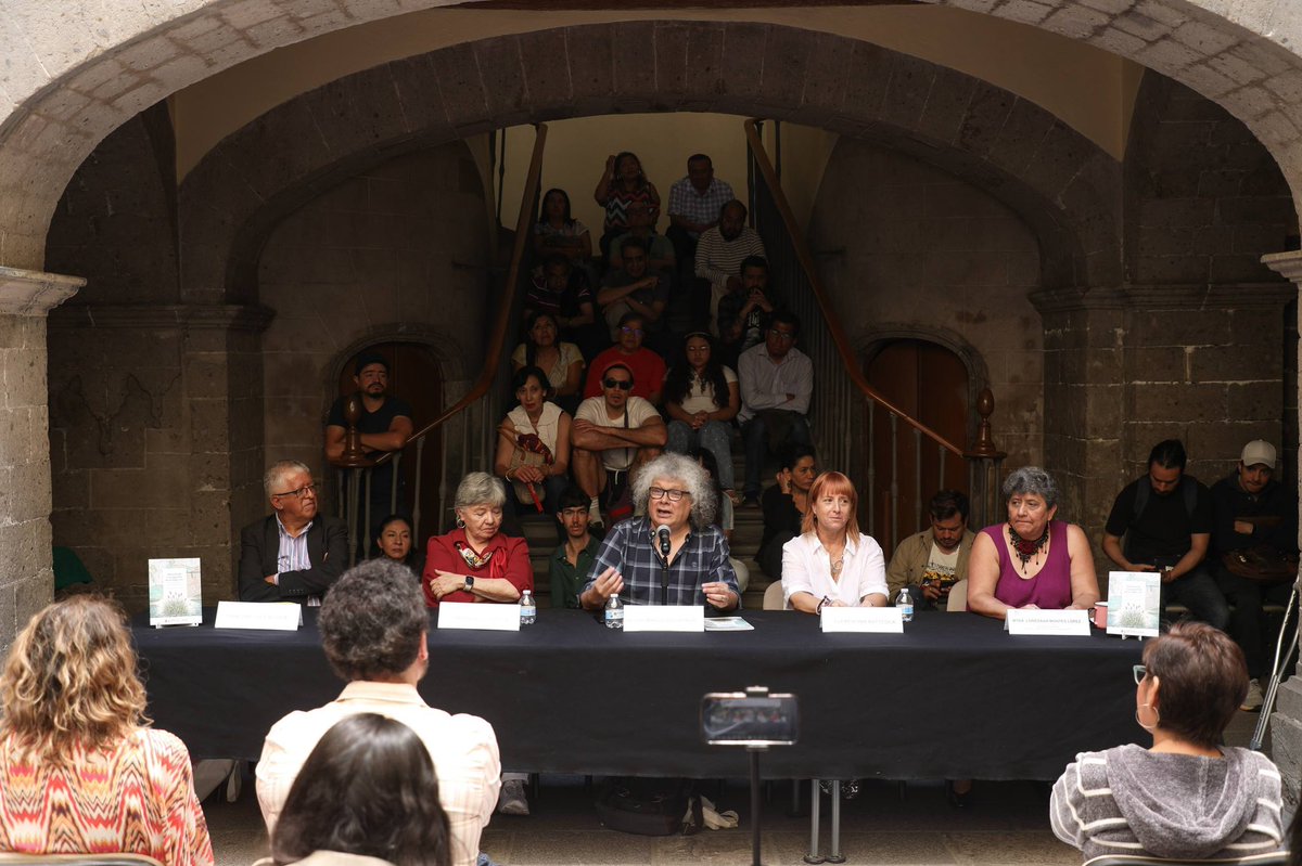 guerrerochipres's tweet photo. Histórica, emblemática, barrial y, ahora, videovigilada por el @C5_CDMX, La Lagunilla sigue escribiendo su historia. Felicito a Clementina Battcock y Patricia Escandón por la presentación de La Lagunilla durante el siglo XVI, junto con la directora del @Centro_CDMX, Loredana Montes. Conocer el origen de nuestros barrios también es una forma de cuidar su futuro