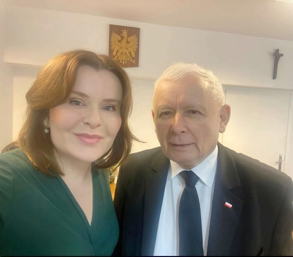 sonnia1310's tweet photo. Botoksowa lampucera z ukochanym wodzem. Wodzu prowadź. 😅 https://t.co/5j25cDf5QA