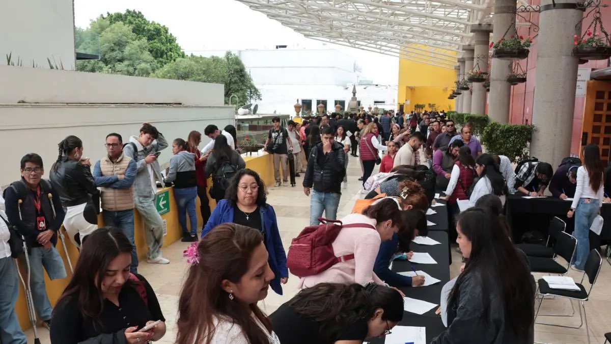 Puebla247's tweet photo. 🔴 #PUEBLA | FERIAS DEL EMPLEO EN PUEBLA HAN VINCULADO A MÁS DE 26 MIL PERSONAS CON UN TRABAJO

El Ayuntamiento de Puebla informó que, a través de las Ferias del Empleo y otros programas de vinculación laboral, más de 26 mil personas han logrado acceder a una oportunidad de trabajo durante la actual administración. 

Las jornadas reúnen a empresas de distintos sectores que ofrecen miles de vacantes para jóvenes, adultos mayores, personas con discapacidad y ciudadanos en busca de empleo formal. 

Autoridades municipales señalaron que estas estrategias buscan acercar a los buscadores de empleo con las empresas, reduciendo los tiempos de contratación y fortaleciendo la economía local. 

Además de las vacantes, los asistentes reciben orientación laboral, asesoría para elaborar su currículum y apoyo durante el proceso de reclutamiento. 

El gobierno municipal adelantó que continuará organizando nuevas ferias de empleo para ampliar las oportunidades laborales y seguir impulsando la generación de empleos formales en la capital poblana.