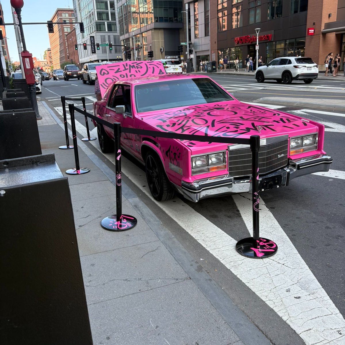 arianagrandebr's tweet photo. 🚨 MEU DEUS! Carro icônico de “7 rings” é visto do lado de fora do Td Garden, em Boston, para a turnê. https://t.co/HnSK7frcfB