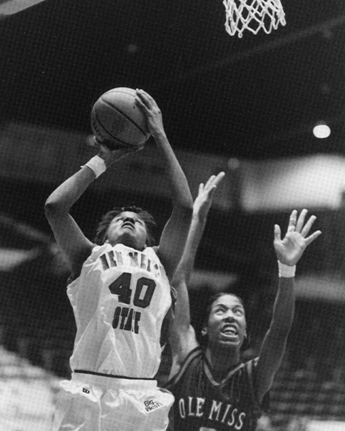 NMStateWBB's tweet photo. 𝑻𝒉𝒓𝒐𝒘𝒃𝒂𝒄𝒌 𝑻𝒉𝒖𝒓𝒔𝒅𝒂𝒚, featuring Anita Maxwell-Skipper! ⏪

▫️Anita Maxwell-Skipper holds the program's all-time scoring record (2,601), while also becoming the first Aggie basketball player (men & women's) to have her number retired 🔥

▫️She became the first player in NCAA history to record 2,500 points, 1,000 rebounds and 300 steals in her career 🤯

▫️For three consecutive seasons, she was named to the AP All-American team, the lone Aggie to earn the honor! 🤩

▫️Following her NM State career, she was drafted in the 1997 WNBA Draft, going 29th overall to the Cleveland Rockers! 🎸

▫️In 2002, Maxwell-Skipper was named to the US Bank/NM State Hall of Fame! 👏

#AggieUp