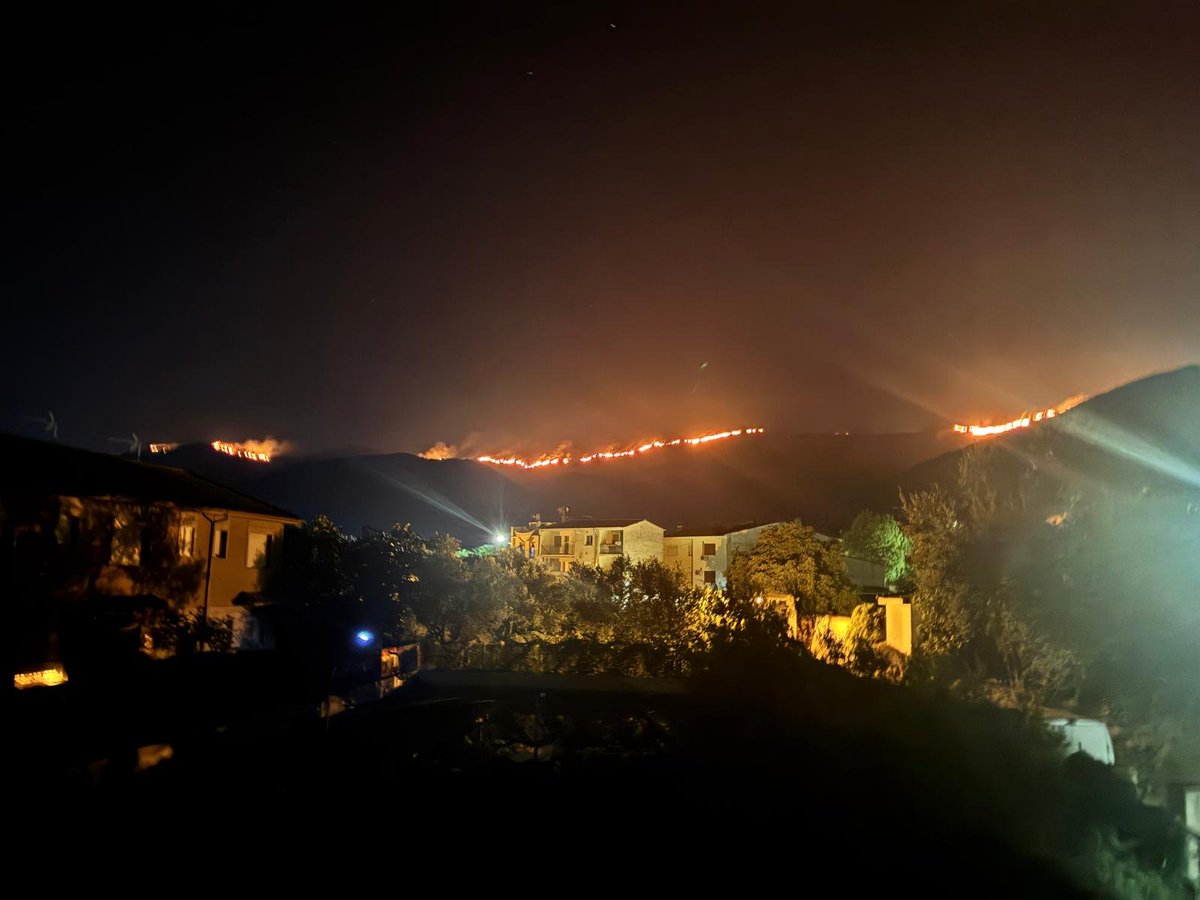 Meteoavila2's tweet photo. ⏰ 23:40h 🔥 #IFBurgohondo #Ávila 
📸 Foto de Luis desde La Adrada donde vemos la cara sur del incendio. https://t.co/ognXniOSoB