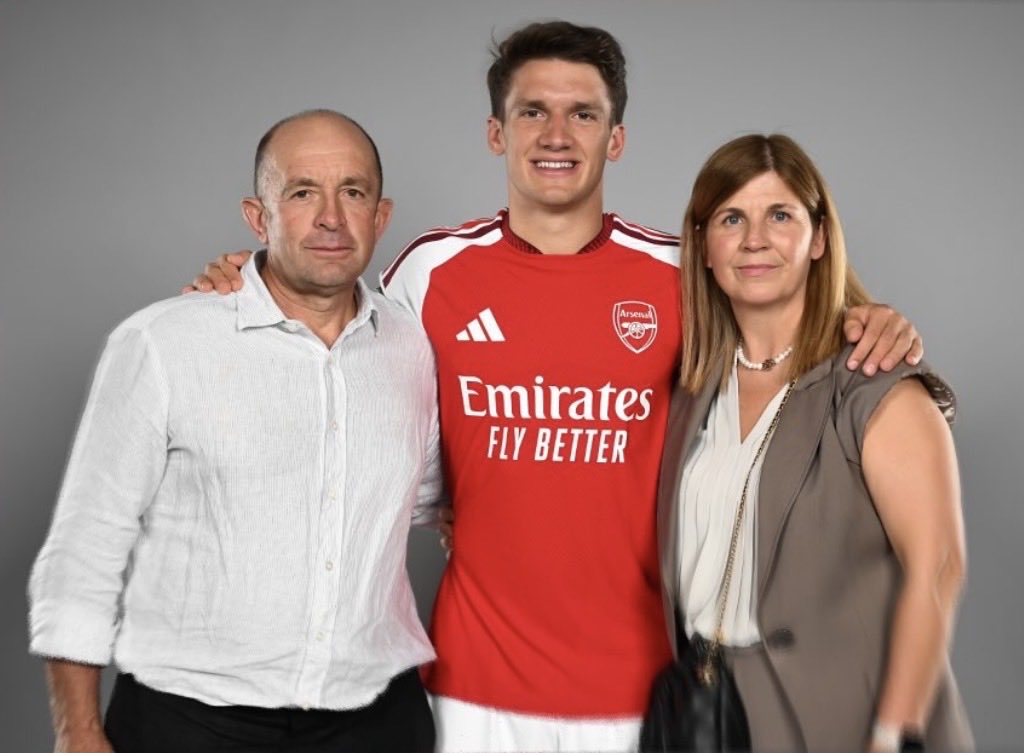 ArsenalN7's tweet photo. Christos Tzolis with his proud mum and dad 🇬🇷❤️ https://t.co/FMTB1SiyU5