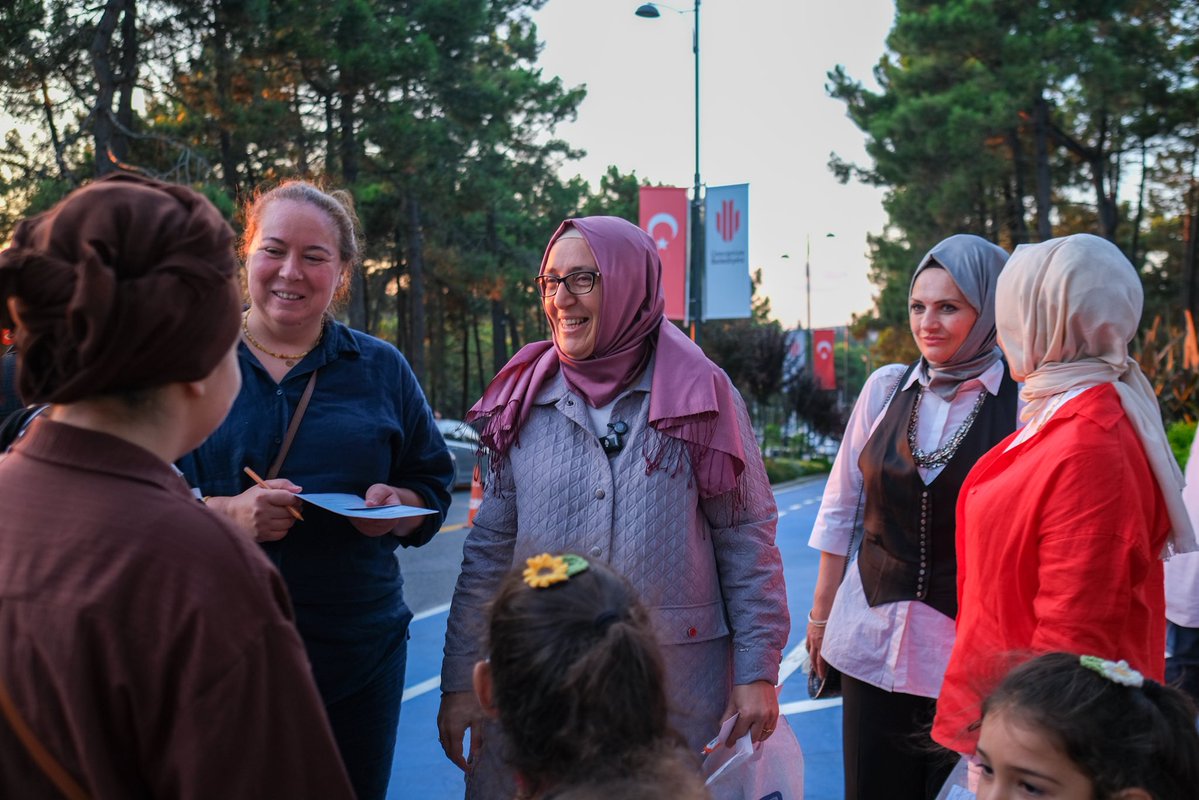 akkadinistanbul's tweet photo. Bugün Ümraniye Millet Bahçesi'nde tebessümler çoğaldı, hatıralar güzelleşti.

Hemşehrilerimizle paylaştığımız her sohbet, her selam ve her kare günümüze ayrı bir anlam kattı.

Şehrin nefesinde, milletin bahçesinde... 🌿

#HerMahallesiyle İstanbul

📍Ümraniye Millet Bahçesi https://t.co/a2UauibiTn