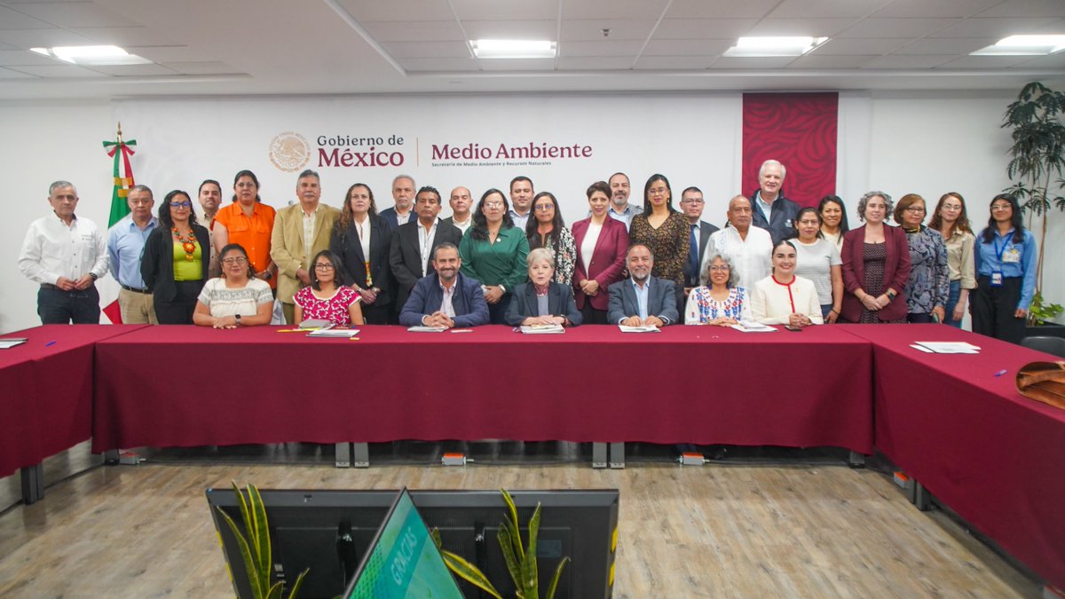 SEMARNAT_mx's tweet photo. 📌 México instala un nuevo Consejo Nacional Forestal (#CONAF) más plural, paritario y representativo para fortalecer la gobernanza de los bosques del país.

La secretaria de Medio Ambiente, @aliciabarcena, y el titular de la @CONAFOR, @sergio_grafm, encabezaron la instalación del órgano para el periodo 2026-2029, principal espacio de consulta y participación social de la política forestal nacional.

Su nueva integración refleja una transformación histórica:

🌿 89 instituciones y organizaciones (25 más que en el periodo anterior).
👩🏽‍🤝‍👨🏻 Primera integración paritaria entre mujeres y hombres.
👭 Por primera vez incorpora representación de organizaciones y grupos de mujeres.
🌱 Mayor participación de comunidades forestales, pueblos y comunidades indígenas y afromexicanas.

🗣️ La secretaria @aliciabarcena destacó:

“La igualdad no debe limitarse a ocupar espacios. Debe traducirse en participación efectiva, capacidad de decisión y liderazgo”.

🌳 Con esta nueva integración, el #CONAF consolida una gobernanza forestal más incluyente para el manejo sustentable de los ecosistemas y el bienestar de las comunidades.

#SomosMedioAmbiente