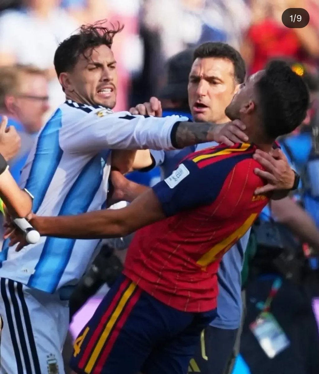 mar_zucchi's tweet photo. 9 días atrás, ganándole a los ingleses. 4 días atrás, agarrando cogotes españoles. Hoy, en casa, levantado plaqueta. La película del capitán. https://t.co/ndYuG3bqcX