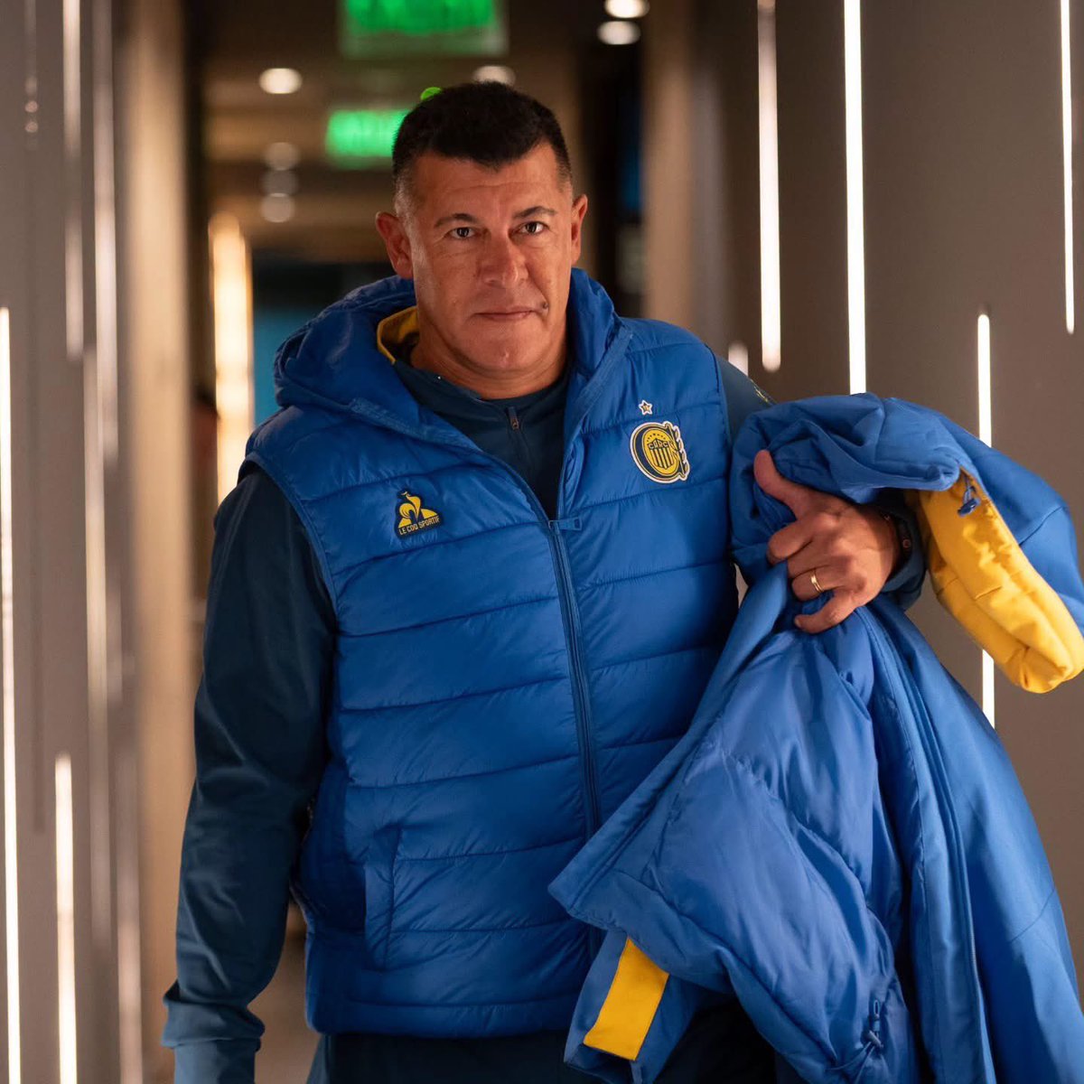 Desadeltw's tweet photo. Metanse la tercera bandeja en el orto. Vamos a jugar la Copa Libertadores con este técnico que está perdido y un plantel cortísimo.

Una VERGÜENZA. Otra más este año. https://t.co/lTRMrc4l3A