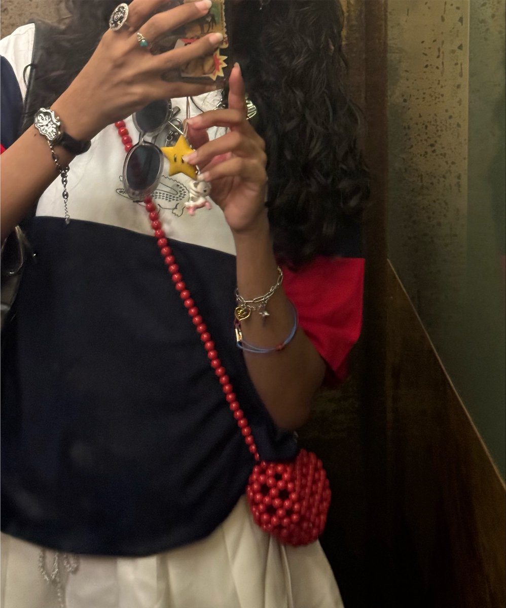 Gspathway's tweet photo. Had the lovely coincidence of arriving to a new city on their national day (and an accidental outfit match with their flag colors) 10/10 experience would Reccomend https://t.co/Pc4oIrDZwF